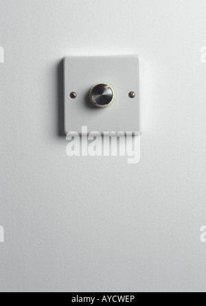 Unico in plastica bianco luce interruttore di regolazione intensità luminosa sul muro bianco Foto Stock