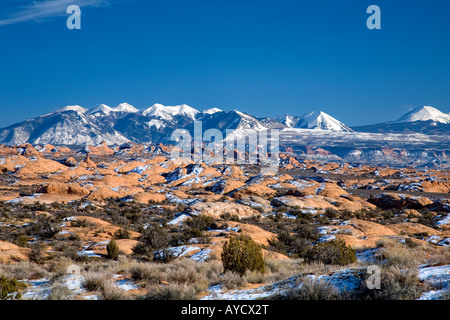 Pietrificate Dune antiche dune di sabbia La Sal Mountains neve invernale al Parco Nazionale di Arches Foto Stock