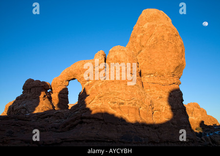 La luminosità del tramonto e luna a torretta Arch nel Parco Nazionale Arches Foto Stock