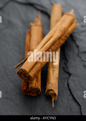 Bastoncini di cannella sul nero ardesia background - high end Hasselblad 61mb di immagine digitale Foto Stock