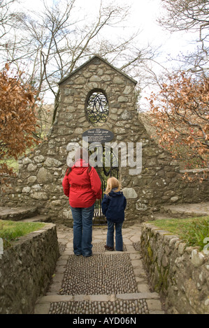 I visitatori della tomba di David Lloyd George primo ministro liberale Llanystumdwy Cricieth Gwynedd Galles del nord Foto Stock