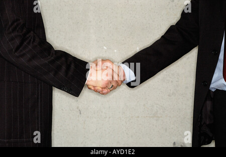 Imprenditori stringono le mani Foto Stock