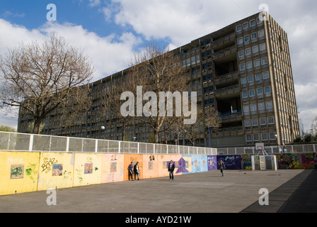 Robin Hood Gardens, amministrazione locale, residenza residenziale, parco giochi. East London E14 Inghilterra 2008 2000s UK HOMER SYKES Foto Stock