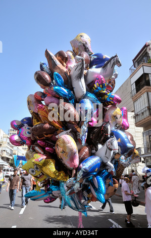 Israele Tel Aviv Purim celebrazione Marzo 2008 venditore ambulante che vende i bambini palloni di elio Foto Stock