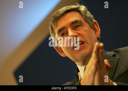 Il primo ministro Gordon Brown MP intervenendo a un seminario politico a Londra Foto Stock