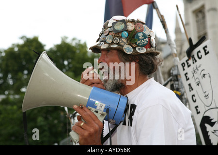 Antiwar protestor Brian Haw che parla attraverso un megafono al di fuori del Parlamento Foto Stock