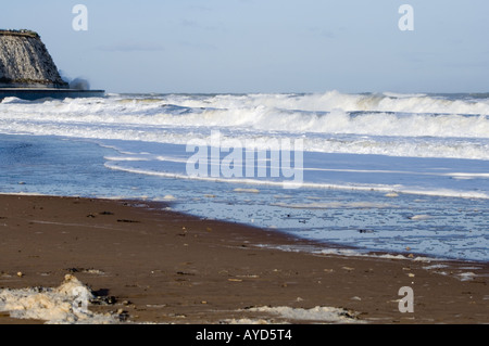 Inverno grande marea a Joss Bay Broadstairs Kent con onde che si infrangono sulla parete del mare in lontananza Foto Stock