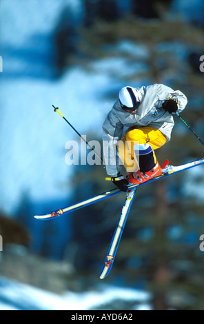 Sciatore maschio in un salto con gli sci incrociati a Squaw Valley ski resort California USA Foto Stock