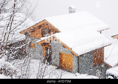 Chalet alpino in una tempesta di neve, Sainte Foy, Francia Foto Stock