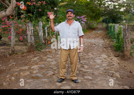 Uomo sulla strada sterrata salutando isola di Ometepe Nicaragua Foto Stock