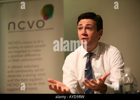 Ministro di un governo laburista Andy Burnham MP intervenendo a un seminario politico Foto Stock