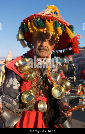 Venditore di acqua in posa in Piazza Djemaa el Fna per pochi dinas chiunque può prendere il suo photo Marocco Africa Foto Stock