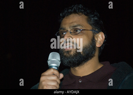 Moazzam Begg, un musulmano britannico rilasciato da Guantánamo dopo 3 anni, parla al rally in piazza del Parlamento, Londra Foto Stock