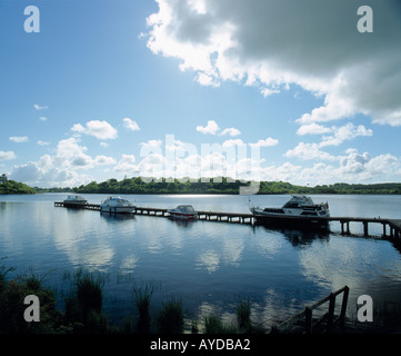 Irlandesi di acque interne con sistema barca legata al molo Foto Stock