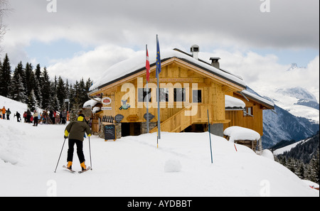 Sciatore su piste a La Plagne Alpi Francesi Francia Europa Foto Stock