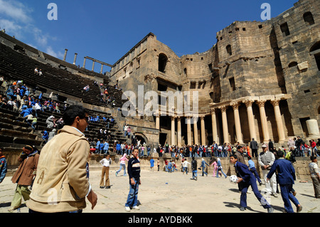 Siro i bambini giocando in antico anfiteatro romano di Bosra, un sito Patrimonio Mondiale dell'UNESCO in Siria. Foto Stock