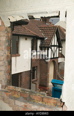 Consiglio case a Carlisle, Cumbria, Regno Unito essendo demolito, a seguito delle disastrose inondazioni del mese di gennaio 2005 Foto Stock