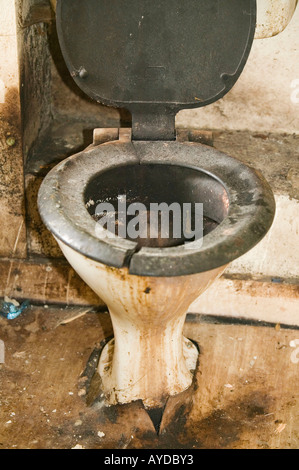 Un disgustoso bagno in un abbandonato casa consiglio a Carlisle, Cumbria, Regno Unito Foto Stock