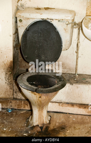 Un disgustoso bagno in un abbandonato casa consiglio a Carlisle, Cumbria, Regno Unito Foto Stock