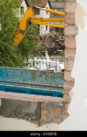 Case sono state demolite a Carlisle, Cumbria, Regno Unito, dopo essere stato danneggiato oltre la riparazione dal Gen 2005 inondazioni Foto Stock