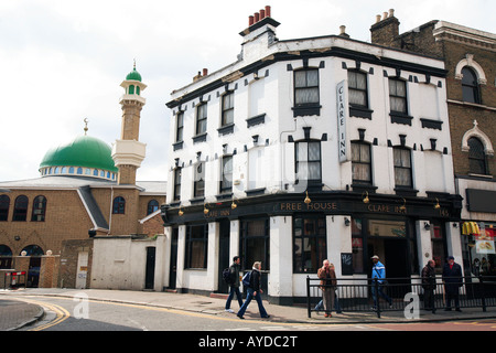 Regno Unito Londra ovest acton high street clare inn casa libera e la moschea Foto Stock