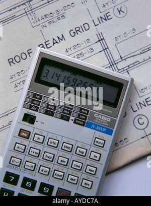 Industria edile; tasca programmabili display LCD (liquid crystal display) calcolatrice e disegni tecnici. Foto Stock