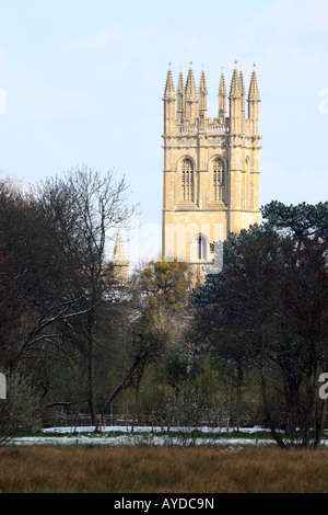 Merton College Tower, Oxford University, visto dalla Chiesa di Cristo prato in un mattino nevoso Foto Stock