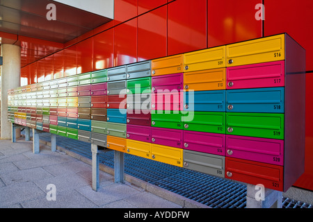 Adelaide Wharf lavoratore chiave appartamenti, Shoreditch, Londra, multicolore di caselle di posta Foto Stock