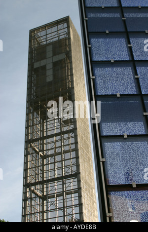 Ultra moderne e traslucida chiesa e torre campanaria Herz Jesu Kirche Cuore di Gesù Muenchen Monaco di Baviera Baviera Germania Foto Stock