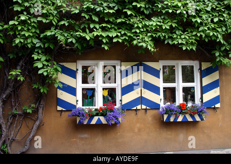 La Fuggerei più antico insediamento sociale nel mondo Augsburg Baviera Germania casa abbracciato da vitigni Foto Stock