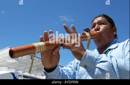 Navajo Travis Terry riproduce Native American melodie con il suo flauto Arizona Foto Stock