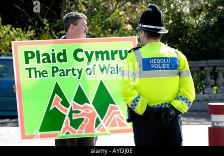 Plaid Cymru sostenitore sotto la protezione della polizia di interrompere una visita di Tony Blair a un Partito Laburista comizio elettorale nel South Wales UK Foto Stock