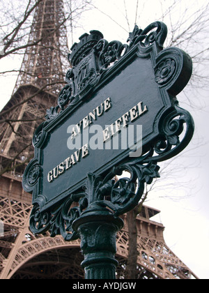 Avenue Gustave Eiffel un cartello stradale con la famosa torre Eiffel in background Parigi Francia Foto Stock