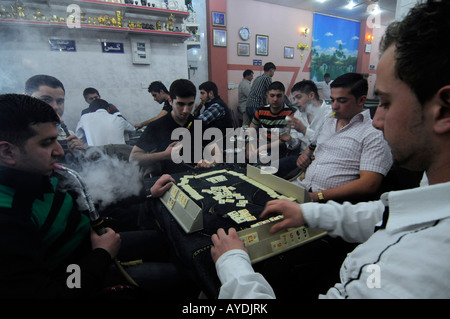 I giovani la riproduzione di Lotus Domino in una caffetteria nel quartiere Ainkawa (un quartiere cristiano) di Erbil, nel Kurdistan iracheno. Foto Stock