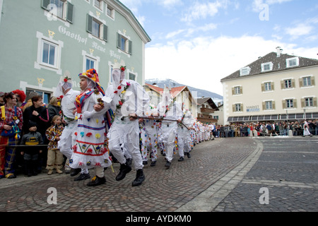 Zuslrennen una tradizionale festa di carnevale, Prad am Stilfserjoch, Alto Adige, Italia Foto Stock