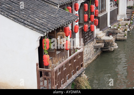 Casa cinese con le tradizionali lanterne rosse lungo un canale a Suzhou in Cina una volta conosciuta come la Venezia della Cina Foto Stock