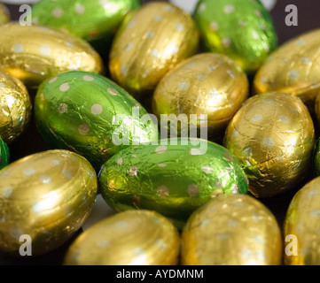 Lamina ricoperta di cioccolato uova di Pasqua Foto Stock