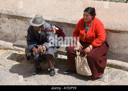 Stanchi pellegrini tibetani presso il palazzo del Potala a Lhasa, in Tibet Foto Stock