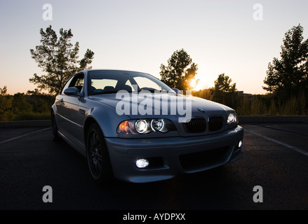 Argento BMW E46 M3 sport coupe parcheggiato in un vuoto di parcheggio al tramonto Foto Stock