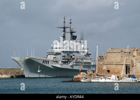 Porto di Civitavecchia ammiraglia della Marina Militare Italiana portaerei MM Garibaldi Foto Stock