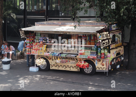 Roma mobile motorizzata marciapiede bancarella vendendo drinks e spuntini e gelati in area turistica Foto Stock