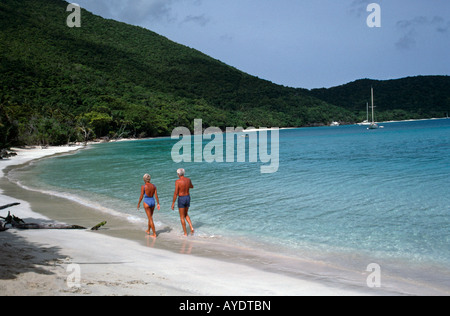 Coppia di anziani di camminare sulla spiaggia, Cinnamon Bay, San Giovanni, Isole Vergini Americane Foto Stock