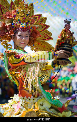 Il Sinulog festival regina tenendo un'icona Foto Stock