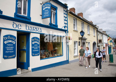 Negozi nel villaggio di Adare County Limerick Irlanda Foto Stock