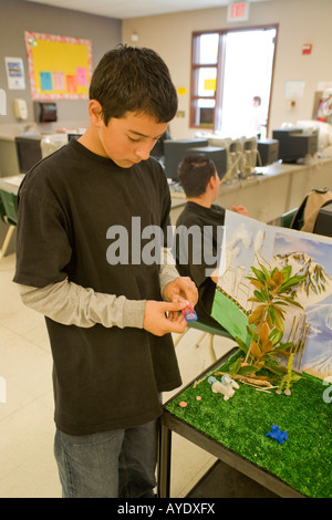 Una scuola media ragazzo in una classe computer Foto Stock