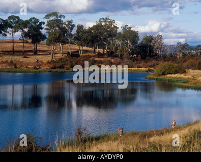 Pesca alla trota di fiume Macquarie vicino Cressy Norfolk pianure district Tasmania Australia orizzontale Foto Stock