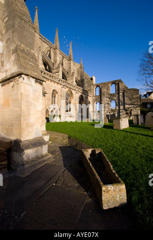 Sarcofago di pietra al di fuori di Malmesbury Abbey in Malmesbury Wiltshire Foto Stock