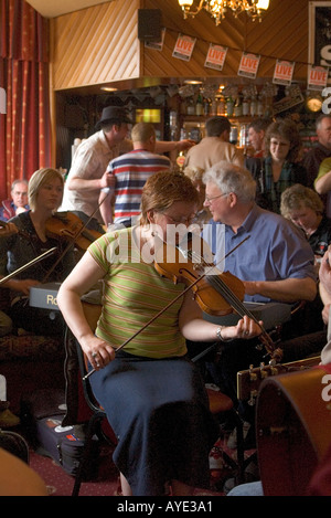 dh Orkney Folk Festival STROMNESS ORKNEY Donna musicista suonando fiddle musica hotel lounge bar fiddler performers suonare in pub performer uk femmina Foto Stock