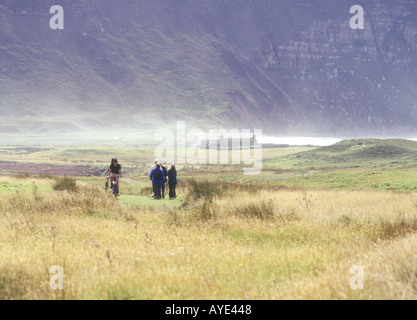 dh percorso per la spiaggia HOY RACKWICK ORKNEY SCOZIA ciclisti e persone a piedi Bay campagna in bicicletta Foto Stock