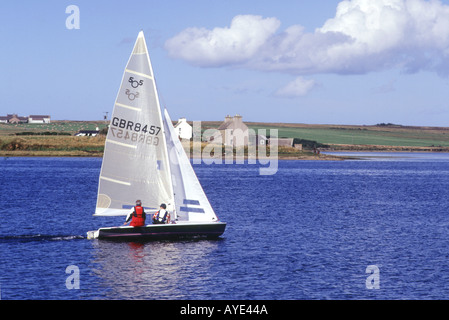 Dh a Longhope regata HOY ORKNEY barca a vela bianca vela in foglio Foto Stock